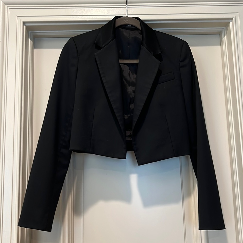 NWOT Cropped Theory Black Blazer